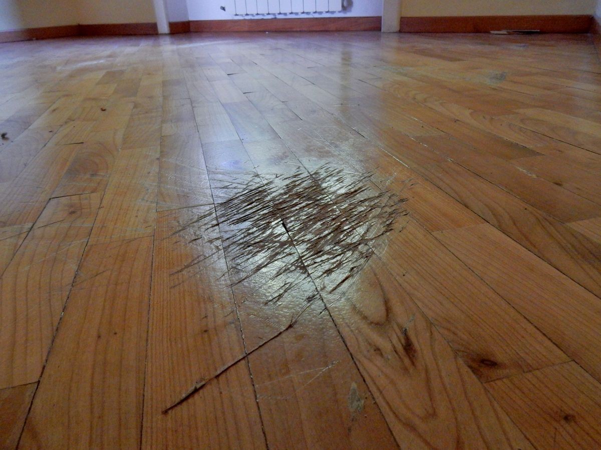 Parquet floor in cherry in a sorry state maintenance
